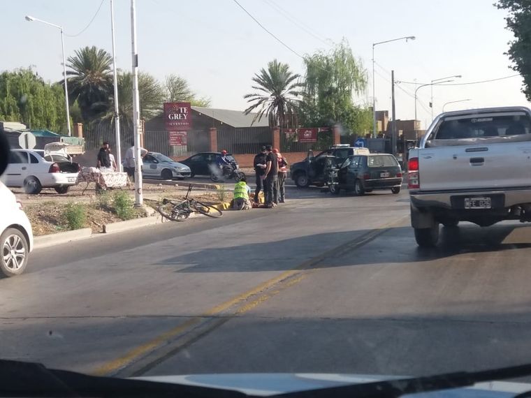 El accidente fue protagonizado por los conductores de un auto y una moto