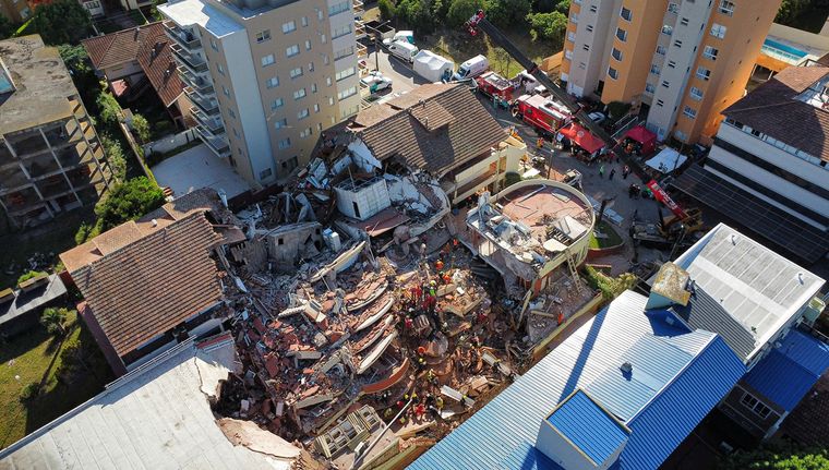 El hotel Duvrobnik colapsó durante la madrugada del 29 de octubre Foto: EFE