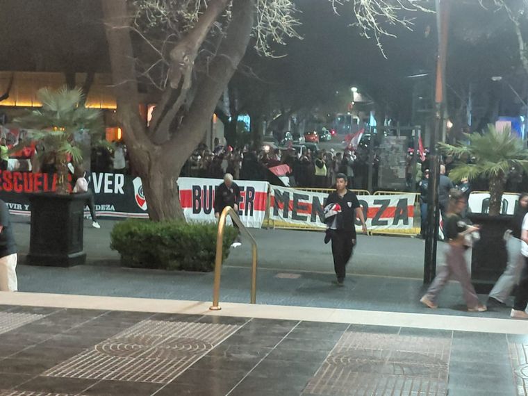 Hinchas de River esperan ver a sus ídolos antes del partido contra Unión.&nbsp;