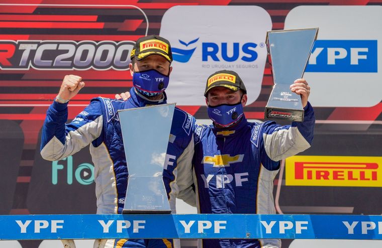 Canapino y Berni Llaver celebran en el podio. Foto: Equipo Pro Racing