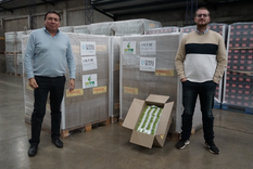 Ricardo Maciel y Denis Bochert participaron del despacho de la ayuda solidaria Foto: INYM Ricardo Maciel y Denis Bochert participaron del despacho de la ayuda solidaria Foto: INYM