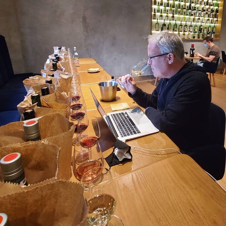 James Suckilng, catando.