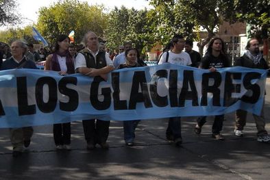 MDZol | Perez Esquivel junto a otros ambientalistas tratando de preservar los glaciares.