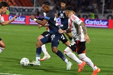 Sebastián Villa evade la marca de Gattoni. Foto: ALF PONCE MERCADO / MDZ Sebastián Villa evade la marca de Gattoni. Foto: ALF PONCE MERCADO / MDZ