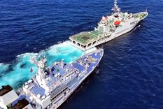 Un buque de la Guardia Costera china y otro de la Guardia Costera filipinas en la zona en disputa del mar de China Meridional. Foto: Dpa.