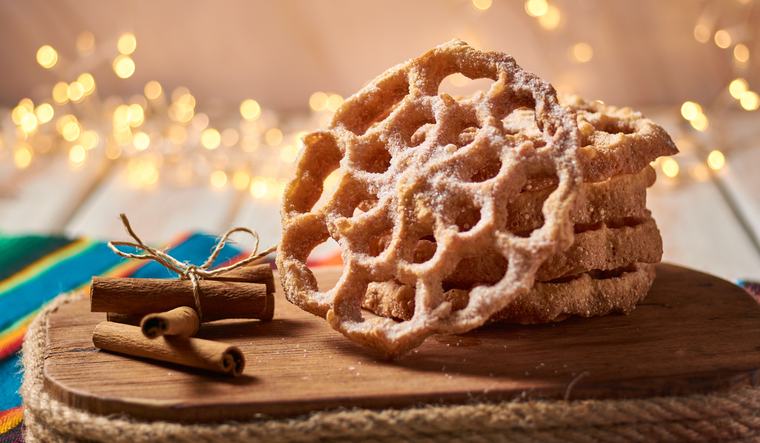 La receta de buñuelos mexicanos tiene raíces españolas, pero en México se adaptó con sabores locales como el piloncillo y la canela, convirtiéndose en un símbolo de las celebraciones navideñas.
