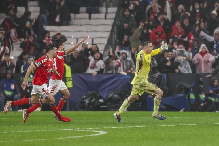 El arquero ucraniano Anatoly Trubin fue a buscar la última pelota de la noche y metió un cabezazo que quedará en la historia de la Champions League.&nbsp;