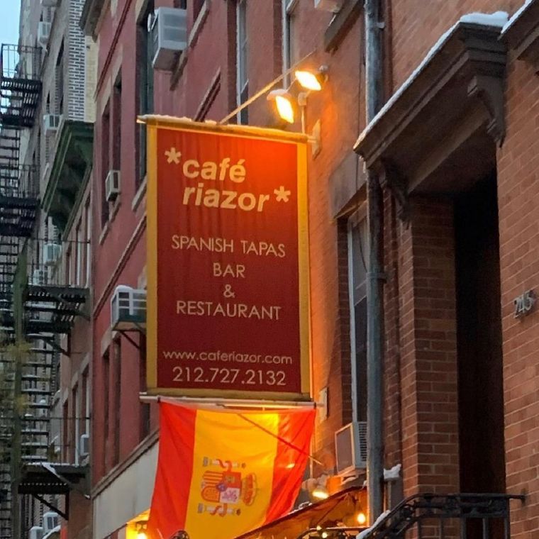 La bandera española da la bienvenida en este café restaurante ubicado en Chelsea, Nueva York.