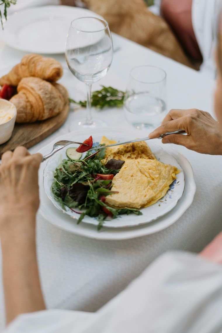Hay personas que colocan a la tortilla en el centro del plato, eliminando al bife y acompañando a la misma con guarniciones de otros vegetales. Hay personas que colocan a la tortilla en el centro del plato, eliminando al bife y acompañando a la misma con guarniciones de otros vegetales.