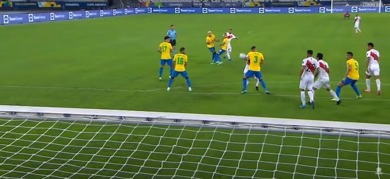 Silva tocó la pelota con la mano y el VAR desestimó la jugada Foto: Conmebol