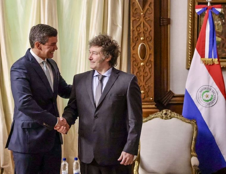 El presidente Javier Milei llegará a Asunción a las 12, donde será recibido por su par local, Santiago Peña. Se trata del tercer encuentro entre ambos. Foto: X (@SantiPenap)