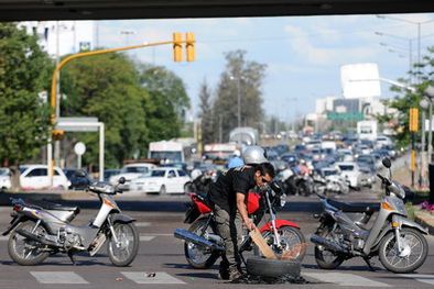 MDZol | Unos 30 motociclistas cortaron el acceso a la ciudad. Foto: Nacho Gaffuri / MDZ