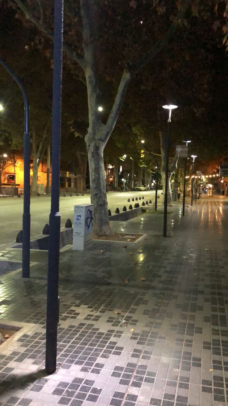 La calle Arístides a las 20 horas, desierta en esta última semana.