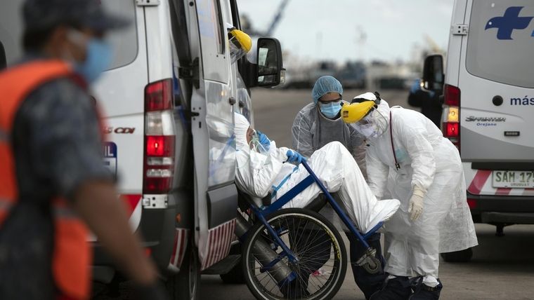 Un paciente cerca de un hospital en Montevideo, Uruguay.