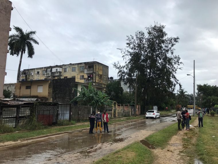 Agentes de seguridad cubanos rodean hoy la vivienda del activista Yunior García Aguilera, convocante de la marcha del 15 de noviembre. Foto: EFE