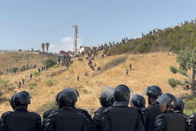 Marruecos frustró el intento de cruce a Ceuta de cientos de migrantes subsaharianos. Foto: EFE