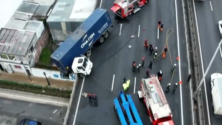 Se accidentó un camión y quedó colgando en plena 25 de mayo. Foto: X (Twitter)