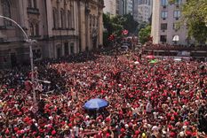 Se calculó que medio millón de hinchas estuvieron en las calles de Río para ver pasar al micro de los flamantes campeones de América.&nbsp;