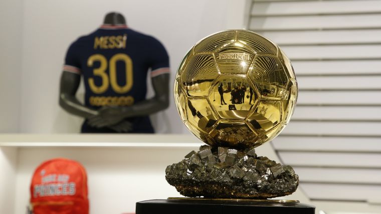 El Balón de Oro junto a la camiseta especial de Leo Messi Foto: PSG