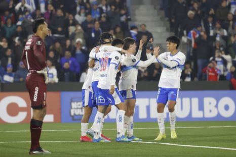 Universidad Católica venció a Barcelona y dejó a Boca con una sola opción. Universidad Católica venció a Barcelona y dejó a Boca con una sola opción.