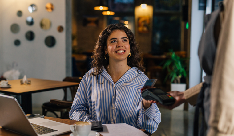 En algunas cafeterías del mundo cobran a los clientes por el uso de wifi y de electricidad.