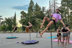 Esta llamativa actividad en el Parque General San Martín permite que el público experimente el pole dance deportivo de forma gratuita.