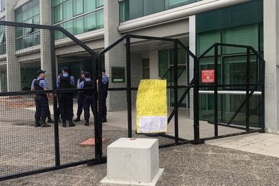 MDZol | La Policía custodia desde temprano los Tribunales de Santa Rosa. Foto: Pedro Paulin