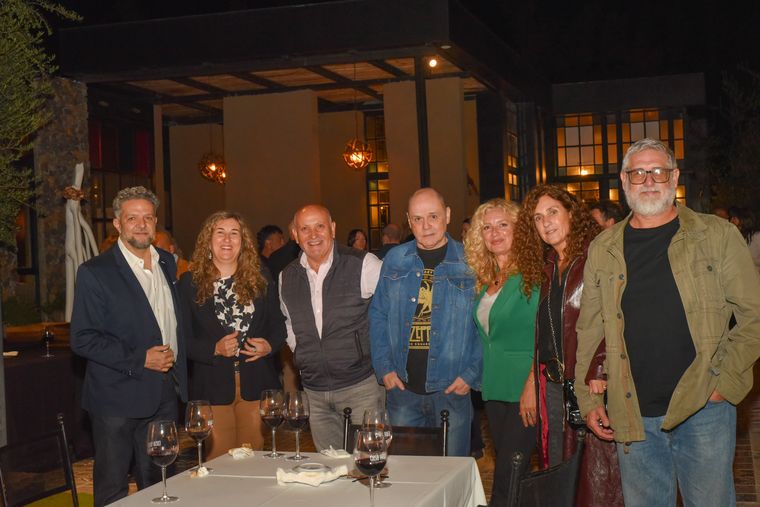 Martin Echeverría, Daniel Velázquez, Ivan Vicchi, Horacio Vulluz, Cele Rodríguez y Eva Stagnolo junto al artista Guille Garrido. Martin Echeverría, Daniel Velázquez, Ivan Vicchi, Horacio Vulluz, Cele Rodríguez y Eva Stagnolo junto al artista Guille Garrido.