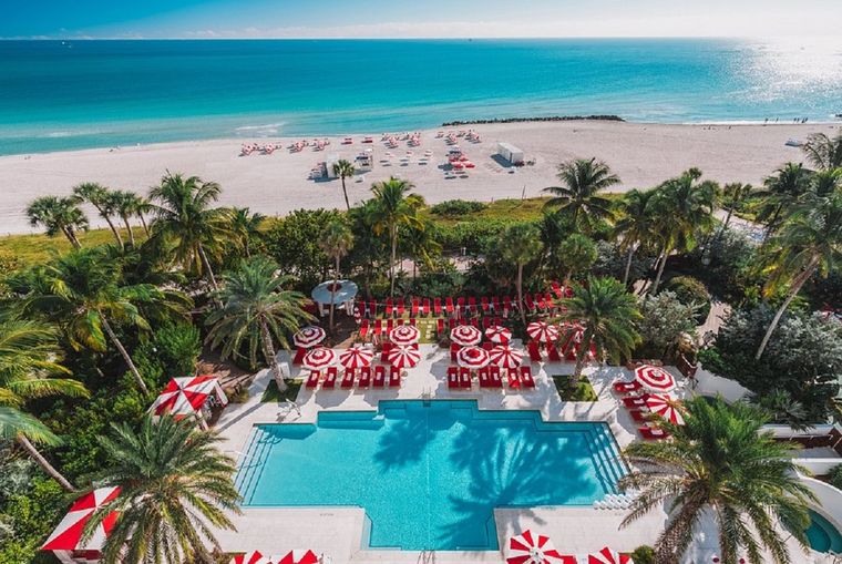 El Faena Beach Club tiene simpáticos sillones y sombrillas con rayas rojas y blancas que ya son un sello del lugar.
