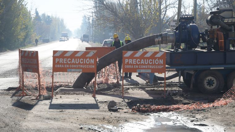 El vuelco en el Pescara ha generado un problema ambiental a raíz de la contaminación de las aguas del canal