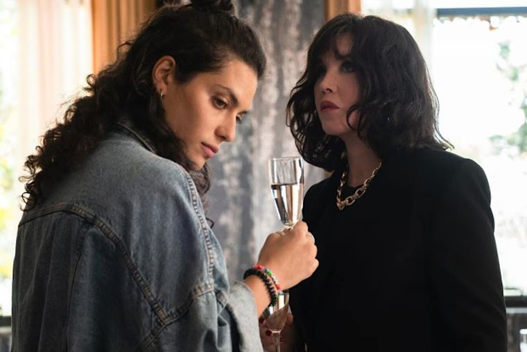 La serie sigue a una joven madre que es acusada del asesinato de su jefe. La serie sigue a una joven madre que es acusada del asesinato de su jefe.