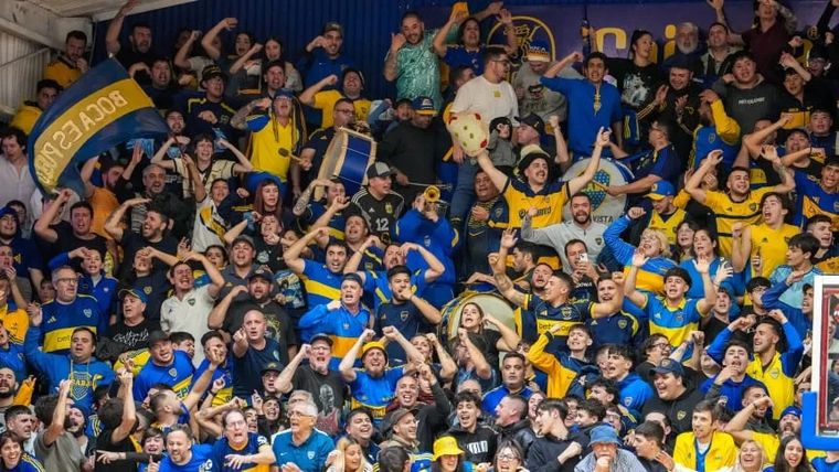 La reacción de los hinchas de Boca a la eliminación de River, mientras jugaba el básquet en la Bombonerita. Foto: TyC Sports