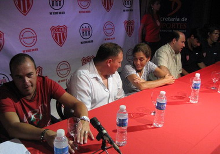 Anuncian el partido a la prensa, integrantes del Banco de Alimentos, funcionarios, directivos del club local y jugadores.