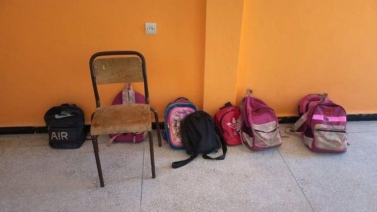 Mochilas de alumnos en la escuela que sufrió graves daños durante el terremoto Foto: ESCUELA DE ADASEEL