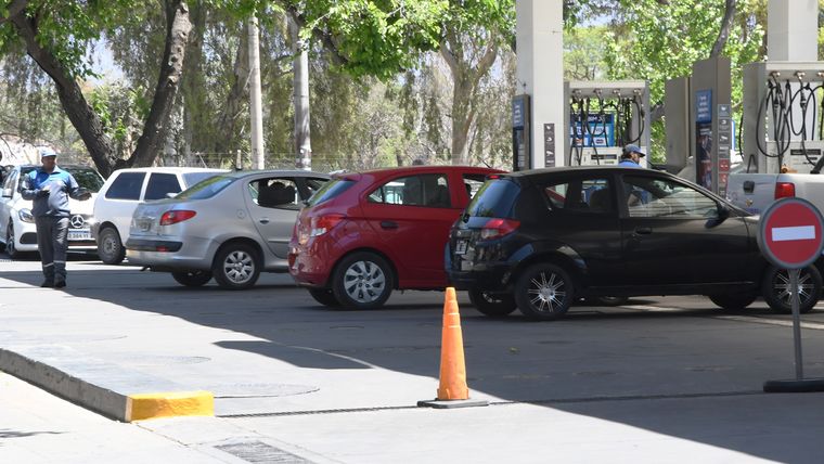 Muchas estaciones de servicio esperaban la carga de combustible esta mañana. Foto: Rodrigo DAngelo / MDZ