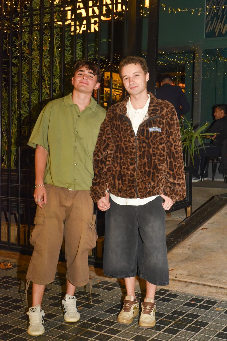 Felipe y Enzo viviendo su amor con mucho estilo. Felipe y Enzo viviendo su amor con mucho estilo.