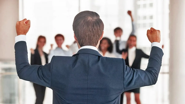 La pregunta clave para los líderes hoy no es si usar IA, sino qué rol tendrán las personas en ese nuevo modelo. La pregunta clave para los líderes hoy no es si usar IA, sino qué rol tendrán las personas en ese nuevo modelo.