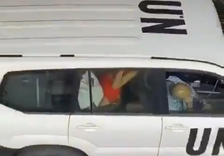 Los funcionarios de la ONU en el asiento trasero del vehículo oficial