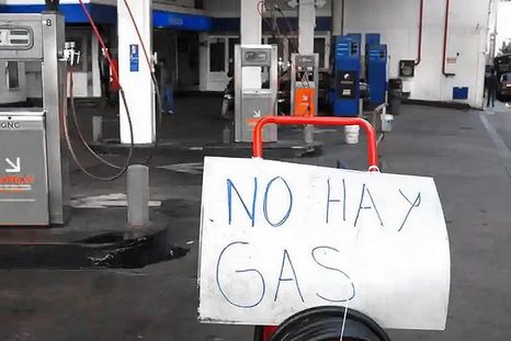 Largas colas en La Plata para cargar GNC. El cupo diario de las estaciones de servicio platenses, con contrato interrumpible, alcanza para abastecer 100 vehículos por establecimiento Largas colas en La Plata para cargar GNC. El cupo diario de las estaciones de servicio platenses, con contrato interrumpible, alcanza para abastecer 100 vehículos por establecimiento