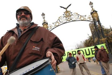 MDZol | El portón está cerrado con carteles y banderas. Foto: Gonzalo Bravo