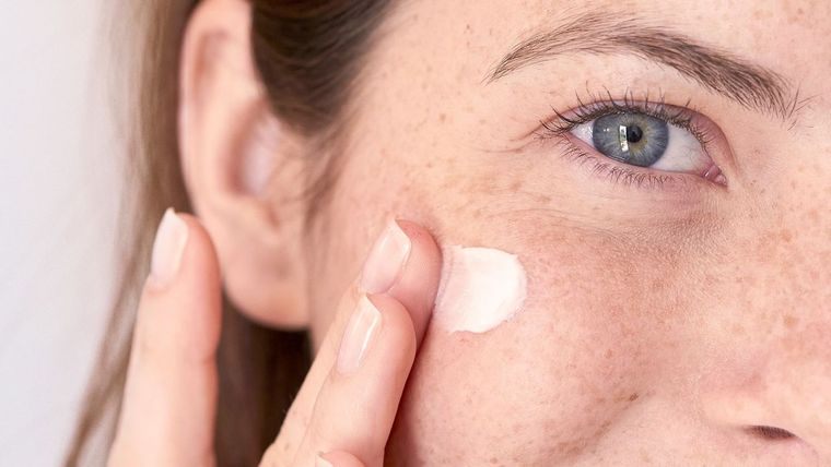 Cuidar la piel con una crema tensora puede ser un gran aliado para retrasar los signos del paso del tiempo y las arrugas. Foto: Marie Claire
