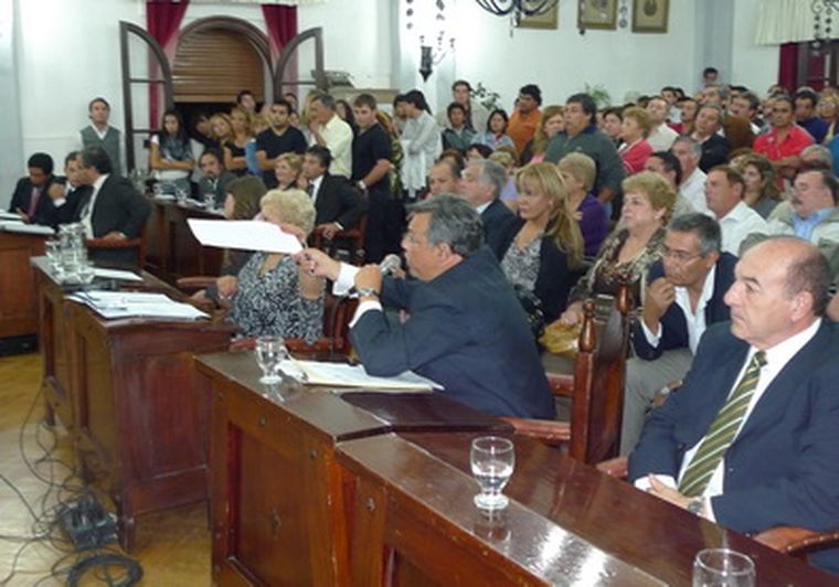 Abdo ofreciendo los documentos que demuestran su capacidad para asumir. Foto: Gentileza ArribaelEste.com