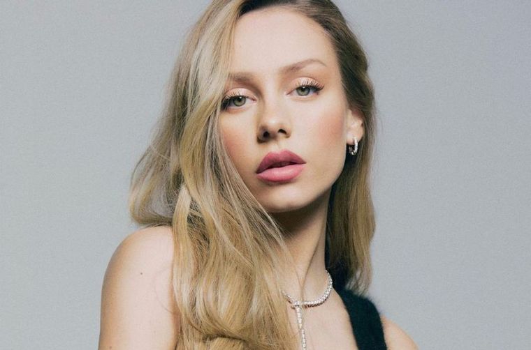 Foto: https://www.losandes.com.ar/da-la-nota/con-dos-videos-en-detalle-ester-exposito-mostro-un-look-ajustado-y-metalico-para-un-desfile/