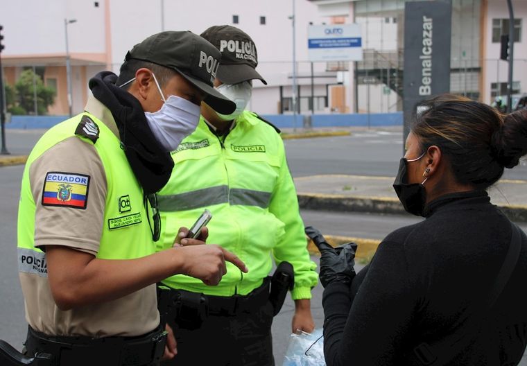 Los controles policiales en Ecuador. Foto: EFE