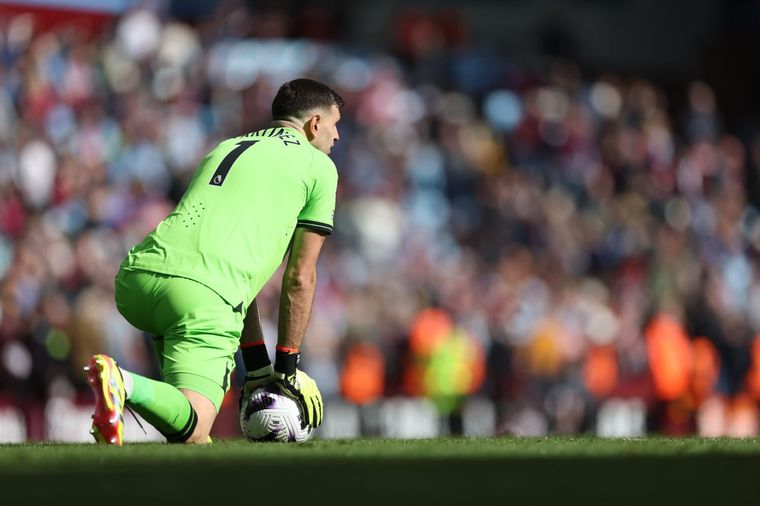 Dibu Martínez en el Aston Villa. Foto: @emimartínezz1