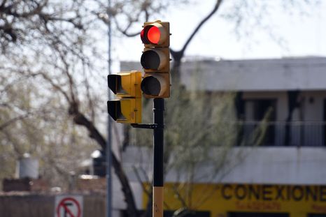 El Gobierno invertirá $6.700 millones para avanzar con el sistema de semáforos inteligentes en las principales arterias del Gran Mendoza. Foto: Alf Ponce / MDZ El Gobierno invertirá $6.700 millones para avanzar con el sistema de semáforos inteligentes en las principales arterias del Gran Mendoza. Foto: Alf Ponce / MDZ
