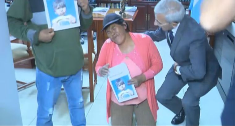 La mamá de Lian Gael Flores suplicó de rodillas durante un móvil en vivo de un programa televisivo cordobés que le devuelvan a su hijo desaparecido en febrero de este año. Foto: Captura de video