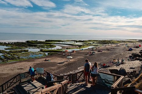 La Lobería es un pueblo costero de Río Negro donde los acantilados protegen una playa de piletones naturales. La Lobería es un pueblo costero de Río Negro donde los acantilados protegen una playa de piletones naturales.
