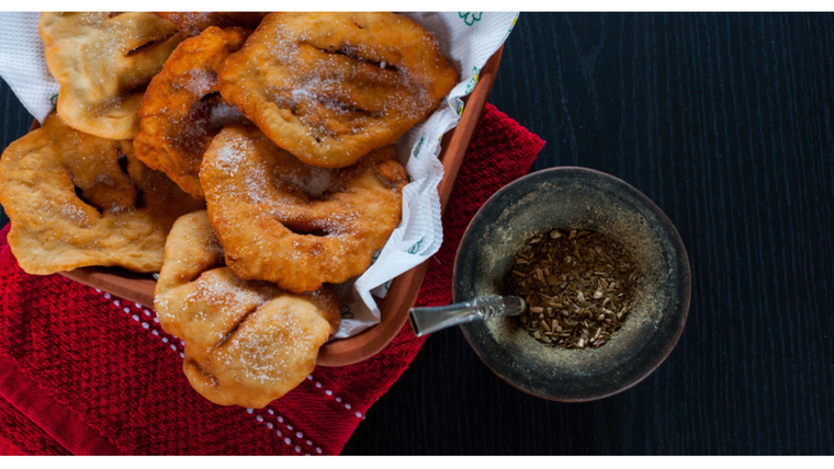 Según la receta más antigua, se preparaban especialmente en días de lluvia para acompañar el mate. Según la receta más antigua, se preparaban especialmente en días de lluvia para acompañar el mate.