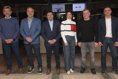 Los intendentes Ulpiano Suarez, Matías Stevanato, Francisco Lo Presti, Flor Destéfanis, Diego Costarelli y Marcos Calvente.&nbsp;